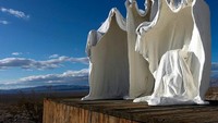 Patung karya Albert Szukalski di kota hantu Rhyolite adalah pemikiran ulang dari lukisan karya Leonardo da Vinci. Dengan latar belakang Death Valley yang terkenal, sosok-sosok dalam patung terlihat sangat misterius saat malam hari. Apalagi kalau diberi penerangan dari bagian dalam patung. Foto: Brightside/Gord McKenna