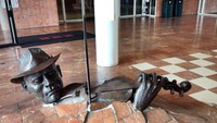 Di Stopera, Amsterdam, tempat teater musikal, lantai marmernya sengaja dipatahkan untuk memasang patung pemain bola. Foto: Brightside/Paul Arps