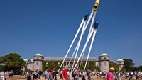 Gerry Judah menciptakan patung mobil yang seolah-olah melaju tanpa akhir. Patung ini bagian dari Festival of Speed tahunan di Goodwood. Saat membuatnya, ia berhasil bekerja sama dengan merek-merek paling terkenal di dunia otomotif. Foto: Brightside/Bruno Postle