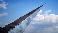 Kalau ada tangga ke langit, mungkin bentuknya akan seperti ini. Patung ini karya David McCracken, dipasang di Sydney. Meski terlihat seperti tangga namun ternyata ada rahasia setiap langkah berturut-turut lebih kecil dari yang sebelumnya. Karena itu, ketika dilihat seperti jumlah anak tangganya tak terhingga. Foto: Brightside/Matthew Perkins