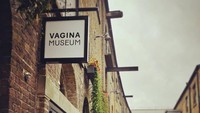 Termasuk saat billboard kehadiran Museum Vagina dipajang di jalanan kota, ada sekelompok pria yang memprotesnya.  Foto: Vagina_Museum/ Instagram