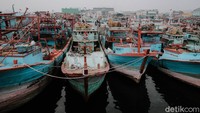 Sejumlah kapal terparkir di dermaga timur Muara Baru, Jakarta, Jumat (1/10/2021). Aksi mogok tersebut dilakukan sebagai bentuk penolakan terhadap kebijakan pemerintah PP Nomor 85 Tahun 2021 Kementrian Kelautan dan Perikanan yang berisi tentang Pungutan Penerimaan Negara Bukan Pajak (PNBP), yang didukung pula dengan Keputusan Menteri Kelautan dan Perikanan Nomor 86 dan 87 tahun 2021.