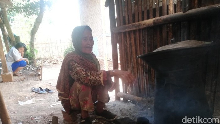 Nenek Iroh yang tetap harus berjuang di masa tuanya.