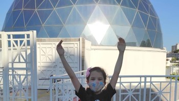 Di sisi lain, ia adalah sosok yang pernah mewawancarai tokoh berpengaruh seperti astronom Brasil Duilia de Mello, yang mengambil bagian dalam penemuan supernova yang disebut SN 1997D. Luar biasa ya, detikers? Foto: Instagram/@nicolinha2012