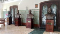 Paling dekat pintu masuk terdapat patung Sukarno dan Megawati. Patung Soeharto berada di sebelah kanan patung Sukarno.