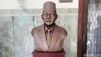 Patung tersebut berada di teras rumah dinas Wali Kota Solo, Gibran Rakabuming Raka.