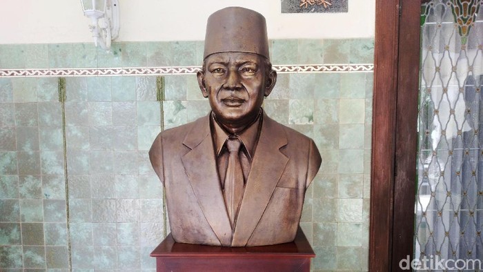 Mantan Panglima TNI Jenderal Gatot Nurmantyo menyoroti keberadaan patung Soeharto yang seakan-akan hilang. Namun patung Soeharto justru ada di rumdin wali kota.