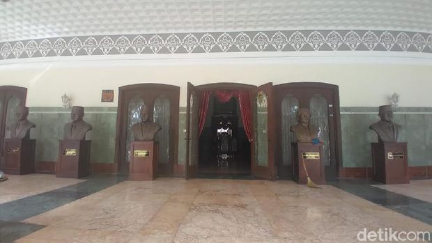 Patung Soeharto di Rumdin Wali Kota Solo