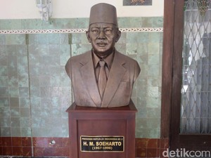 Tidak Musnah, Pak Gatot! Masih Ada Patung Soeharto di Rumdin Gibran