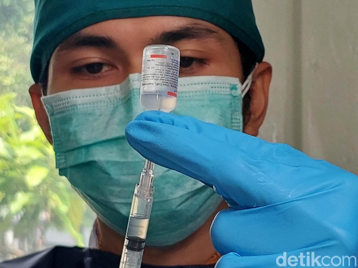Pemerintah Kota Bandung lampaui target vaksinasi COVID-19 di Bulan September 2021. Dari target 70 persen dari 1,9 juta warga Kota Bandung, vaksinasi COVID-19 yang sudah dilakukan hampir mencapai 85 persen.