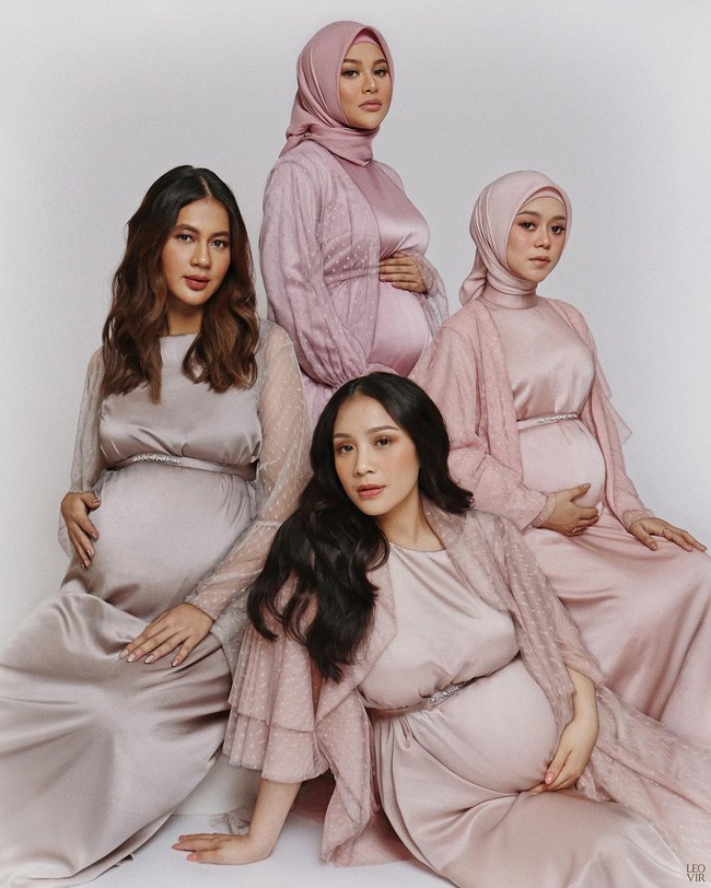 Wanita 33 tahun tersebut sempat mengajak tiga teman selebriti lain untuk pemotretan bersamanya. Dijuluki The Bumils, Gigi bersama Paula Verhoeven, Aurel Hermansyah, dan Lesti Kejora kompak menunjukkan perut buncit mereka.Foto: Instagram @raffinagita1717