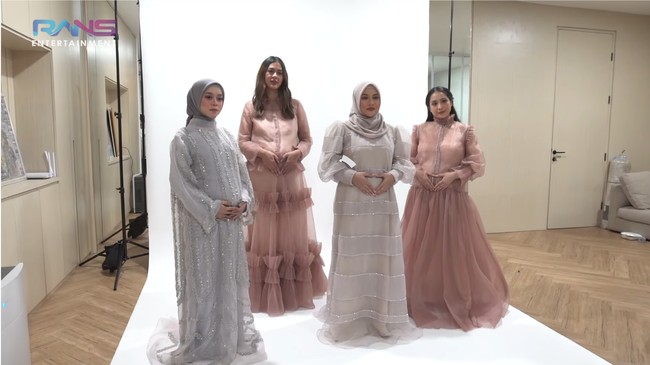 Empat bumil (ibu hamil) cantik melakukan pemotretan bersama baru-baru ini. Dalam foto-foto yang diunggah mereka di Instagram, Nagita Slavina, Paula Verhoeven, Aurel Hermansyah, dan Lesti Kejora terlihat kompak menunjukkan perut buncit mereka. Foto: YouTube Rans Entertainment