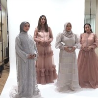 Empat bumil (ibu hamil) cantik melakukan pemotretan bersama baru-baru ini. Dalam foto-foto yang diunggah mereka di Instagram, Nagita Slavina, Paula Verhoeven, Aurel Hermansyah, dan Lesti Kejora terlihat kompak menunjukkan perut buncit mereka. Foto: YouTube Rans Entertainment