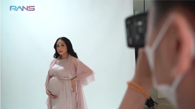 Dadakan (karena) belum foto hamil, kemarin lagi ketemu ibu hamil, lucu juga karena suami sibuk jadi teman-teman aja dulu yang lagi hamdun, ujarnya. Foto: YouTube Rans Entertainment