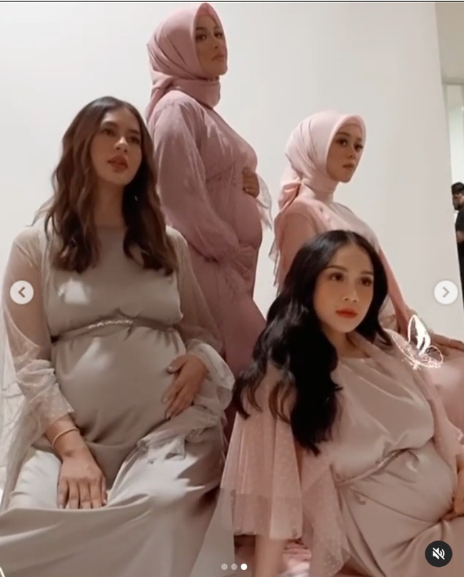 Selain pemotretan, momen itu dimanfaatkan the bumils untuk saling bercerita mengenai kehamilan mereka. Bagi Aurel dan Lesti, kehamilan mereka ada yang pertama. Sedangkan Gigi dan Paula sebelumnya sudah dikaruniai memiliki anak laki-laki. Foto: Instagram @marlenehariman