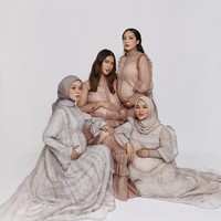 Dalam foto lain mereka terlihat memakai busana dengan desain serupa tapi berwarna lebih netral yakni cokelat dan silver. Keempatnya pun dengan bangga menonjolkan perut hamil mereka. Foto: Instagram @raffinagita1717