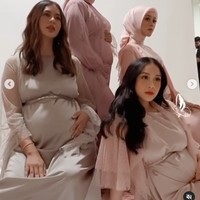 Selain pemotretan, momen itu dimanfaatkan the bumils untuk saling bercerita mengenai kehamilan mereka. Bagi Aurel dan Lesti, kehamilan mereka ada yang pertama. Sedangkan Gigi dan Paula sebelumnya sudah dikaruniai memiliki anak laki-laki. Foto: Instagram @marlenehariman