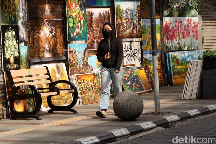 Kawasan Braga, Kota Bandung kembali berbenah. Kursi taman yang ada di pedestarian di Jalan tersebut diganti dengan kursi yang baru.