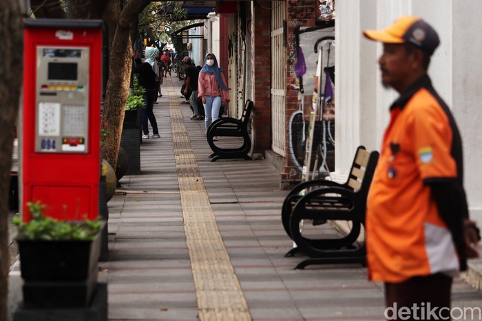Penampakan Kursi Taman Baru di Jalan Braga Bandung Kawasan Braga, Kota Bandung kembali berbenah. Kursi taman yang ada di pedestarian di Jalan tersebut diganti dengan kursi yang baru.