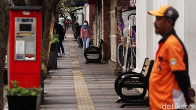 Penampakan Kursi Taman Baru di Jalan Braga Bandung