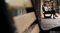 Beda dengan kursi sebelumnya, kursi taman ini tidak dapat digunakan untuk tidur karena di tengah-tengahnya terdapat pembatas.