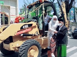 Momen Tak Terlupakan, Pengantin di Bojonegoro Ini Diarak Pakai Alat Berat