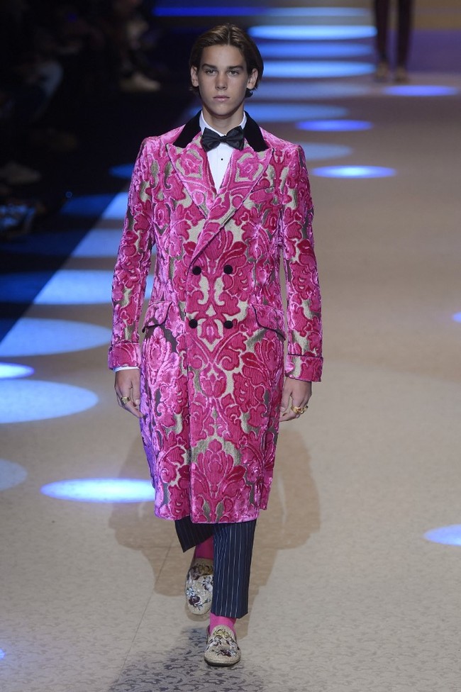 Paris Brosnan bernaung di bawah agensi modelling Next Models. Dia sudah pernah tampil di fashion show Dolce & Gabbana, Ralph Lauren, menjadi sampul majalah GQ Korea, Vanity Teen dan lain-lain. Foto: dok. AFP