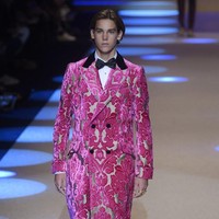 Paris Brosnan bernaung di bawah agensi modelling Next Models. Dia sudah pernah tampil di fashion show Dolce & Gabbana, Ralph Lauren, menjadi sampul majalah GQ Korea, Vanity Teen dan lain-lain. Foto: dok. AFP