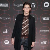 Paris Brosnan saat ini berusia 20 tahun. Dia terjun ke industri hiburan seperti sang ayah namun berbeda jalur. Pria berzodiak Pisces itu berkarier di dunia modelling. Foto: dok. AFP