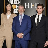 Publik bukan hanya kagum dengan kesetiaan Pierce Brosnan pada istrinya Keely Shaye. Anak bungsu sang aktor, Paris Brosnan juga kerap membuat netizen salah fokus. Foto: dok. AFP