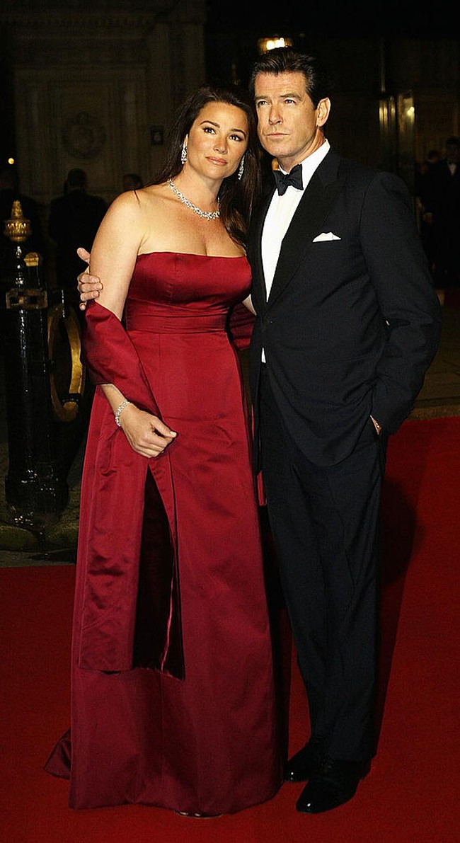 Melalui Instagramnya mantan pemeran James Bond itu mengunggah foto saat keduanya berlibur di Hawaii. Dalam keterangan fotonya, Pierce sekaligus membuat pesan cinta untuk sang istri. Keely cintaku yang cantik dan lezat dalam perjalanannya yang ke-58 di kelilingi matahari kemarin,” tulisnya. Foto: dok. Getty Images