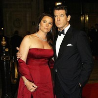 Melalui Instagramnya mantan pemeran James Bond itu mengunggah foto saat keduanya berlibur di Hawaii. Dalam keterangan fotonya, Pierce sekaligus membuat pesan cinta untuk sang istri. Keely cintaku yang cantik dan lezat dalam perjalanannya yang ke-58 di kelilingi matahari kemarin,” tulisnya. Foto: dok. Getty Images