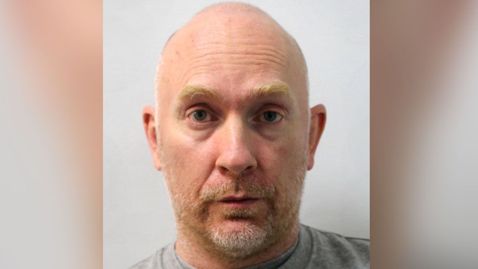 Polisi elite Inggris didakwa menculik dan membunuh Everard. Dia adalah Wayne Couzens (48). (Met Police via BBC) Polisi elite Inggris didakwa menculik dan membunuh Everard. Dia adalah Wayne Couzens (48). (Met Police via BBC)