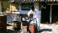 Penjual minyak tanah berpakaian klimis dan masih banyak dijumpai.  