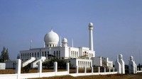 Masjid Agung Al-Azhar berdiri megah dari zaman dulu hingga sekarang.  
