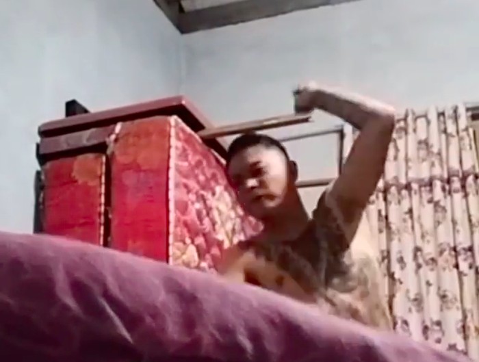 Pria berinisial RS (32) ditangkap Polres Minahasa atas dugaan KDRT ke istrinya yang videonya viral (Screenshot video viral)