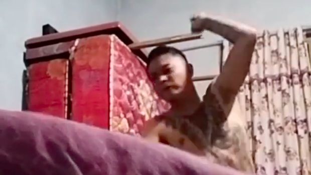 Pria berinisial RS (32) ditangkap Polres Minahasa atas dugaan KDRT ke istrinya yang videonya viral (Screenshot video viral)
