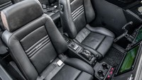 Masuk ke dalam interiornya, tentu saja berbeda dengan tank yang ada pada saat ini. Jok dengan konfigurasi empat penumpang dibuat oleh Recaro.Foto: Hemmings Auction