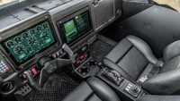 Area kokpit akan melihat bentuk kemudi seperti huruf U, mirip dengan Tesla Model S Plaid. Ripsaw EV3-F4 juga dilengkapi dua layar sentuh 12 inci, yang disediakan oleh Garmin. Foto: Hemmings Auction
