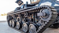 Tampil kekar dengan dominasi warna hitam, Ripsaw EV4-F4 juga menggunakan sistem crawler seperti yang digunakan pada tank pada umumnya. Foto: Hemmings Auction