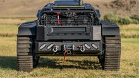 Untuk penggunaan off-road, ada sistem winch yang diatur di bagian belakang dan kait penyelamat di bagian depan kendaraan. Foto: Hemmings Auction