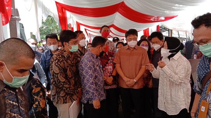 Mensos Risma di acara penyerahan bantuan Atensi, Manado, Sulut, Jumat (1/10/2021).