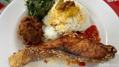Lamaknyo! Nasi Kakap Goreng Garing di Warung Padang Nyempil di Gang Benhil