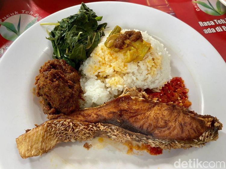 Lamaknyo! Nasi Kakap Goreng Garing di Warung Padang Nyempil di Gang Benhil