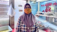 Ia mengaku tetap menggunakan resep yang sama seperti mendiang ibunya dulu ketika mendirikan warung makan ini.