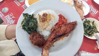 Ikan kakap goreng paling enak dinikmati bersama nasi hangat dan guyuran sayur tauco Medan di sini. Per porsi menu ini dibanderol Rp 28 ribu saja.