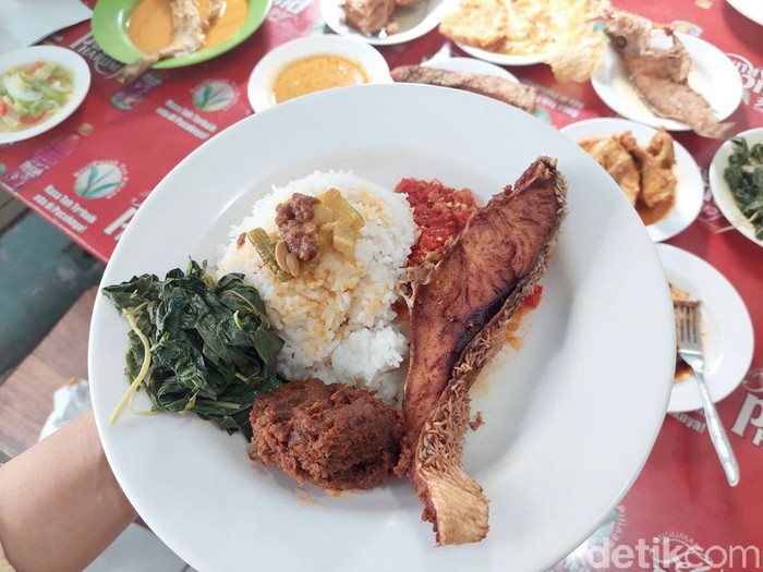 RM Pagi-Sore: Ada Kakap Goreng plus Tauco Medan Sedap di Dalam Gang Benhil RM Pagi-Sore: Ada Kakap Goreng plus Tauco Medan Sedap di Dalam Gang Benhil