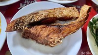 Tiap hari RM Pagi-Sore bisa mengolah 20 kg ikan kakap segar untuk digoreng menjadi 160 potong. Ibu Ferra bahkan sudah punya pemasok sendiri untuk bahan baku ini.