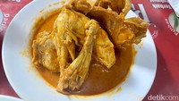 Kalau mau yang gurih berempah, cobalah ayam kare di sini. Bumbunya mirip gulai, namun lebih pekat.