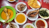 Menu RM Pagi-Sore adalah Padang-Medan. Hal ini tak lepas dari asal-usul keluarga ibu Ferra. Kita orang Padang, cuma kan lahirnya di Medan. Jadi masakannya tuh kombinasi gitu. Malah ada juga kari kambing (masakan Aceh), jadi masakan Sumatera lah gitu. Kalau tauco-nya tauco Medan. Padangnya ada rendang, asam padeh, gulai masin, tuturnya.